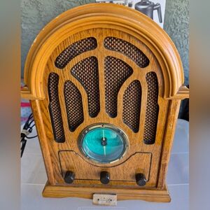 Vintage-Style Wooden AM/FM Radio with Teal Dial
